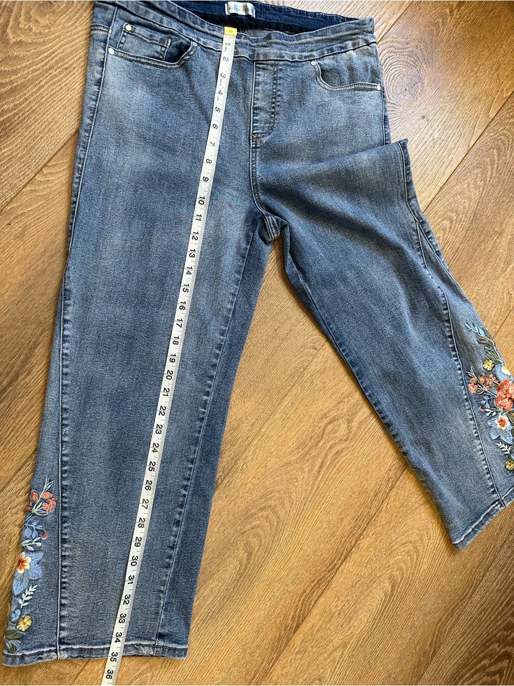 Northern Reflections Blue Cropped Jeans with Floral Embroidery - Picture 7 of 10
